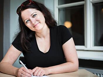 Die Lehrerin und Autorin Jenny Schreiner alias Frieda Bergmann hofft, mit ihrem ersten Roman "Samstag" zu reüssieren. Foto: Manuel Stark