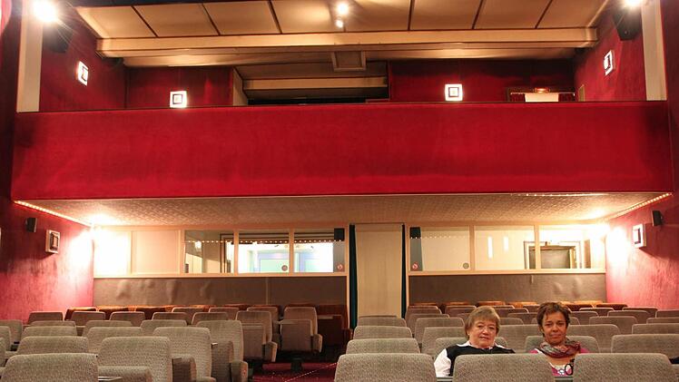 Film ab: Seit fast zwei Jahren betreibt Carola Berner-Löhmer (rechts) die Rhönlichtspiele in Bad Brückenau. Zur Unterstützung hat sie Irene Witzel angestellt. Foto: Ulrike Müller