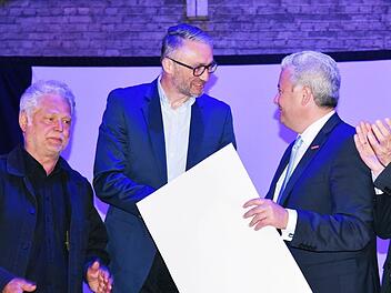 Am Mittwochabend sind im Rahmen der Designtage zehn oberfränkische Unternehmen mit dem Design-und Erfinderpreis ausgezeichnet, auch ein Coburger Unternehmen gehörte wieder zu den Preisträgern. Von links: Professor Auwi Stübbe, Preisträger Fabian Denk, Mathias Graßmann und Thomas Koller. Foto: Gabi Arnold