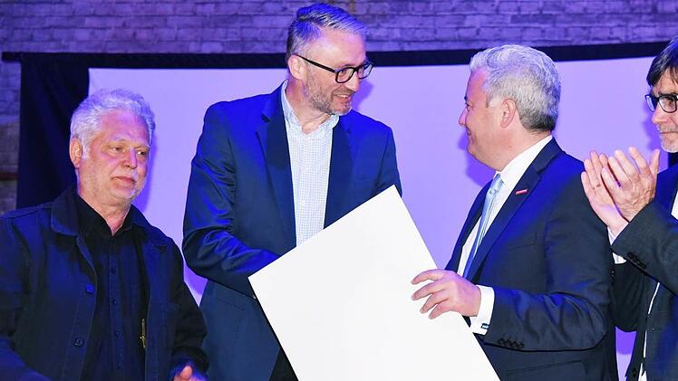 Am Mittwochabend sind im Rahmen der Designtage zehn oberfränkische Unternehmen mit dem Design-und Erfinderpreis ausgezeichnet, auch ein Coburger Unternehmen gehörte wieder zu den Preisträgern. Von links: Professor Auwi Stübbe, Preisträger Fabian Denk, Mathias Graßmann und Thomas Koller. Foto: Gabi Arnold