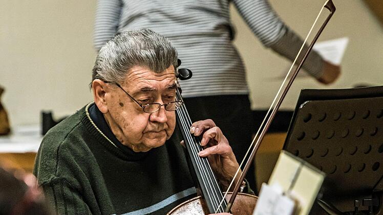 Proben-Impressionen: So bereitet sich der Musizierkreis Neustadt mit seinem Leiter Norbert Luche auf sein Neujahrskonzert am 14. Januar vor.Foto: Jochen Berger