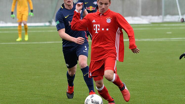 Progon Maloku (FC Bayern, vorne) wird vom Thurnauer Nico Böhmer verfolgt. Foto: Peter Mularczyk