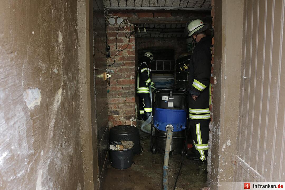 Unwetter über Unterfranken: Straßen überflutet, Keller unter Wasser - Feuerwehr versucht Wassermassen einzudämmen - Straßen teilweise komplett gesperrt