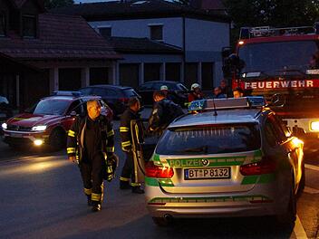 Fehlalarm am Mittwochabend im Stadtteil Weiher. In der Gustav-Adolf-Straße warten die Einsatzkräfte auf einen möglichen Einsatz. Foto: Christian Schuberth