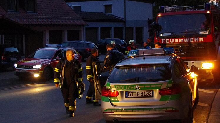 Fehlalarm am Mittwochabend im Stadtteil Weiher. In der Gustav-Adolf-Straße warten die Einsatzkräfte auf einen möglichen Einsatz. Foto: Christian Schuberth