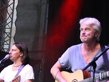 "Süden", und wie mit Martin Kälberer (von links), Pippo Pollina und Werner Schmidbauer im Tambacher Schlosshof.Carolin Herrmann