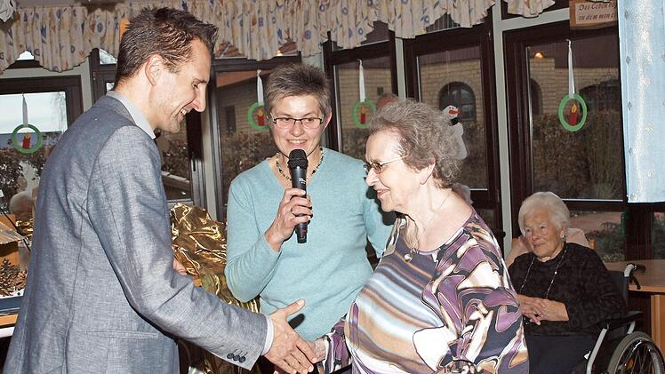 Die Heimbeiratsvorsitzende Brigitte Bischof (rechts) bedankte sich in Gegenwart der Heimleiterin Angelika Lauer (Mitte) beim Bürgermeister Andreas Hügerich (links) für seinen Besuch. Foto: Alfred Thieret