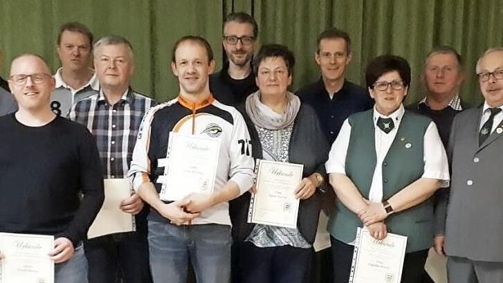 Zweiter Vorsitzender Werner Geyer (r.) zeichnete diese Mitglieder für 25-jährige Treue aus.