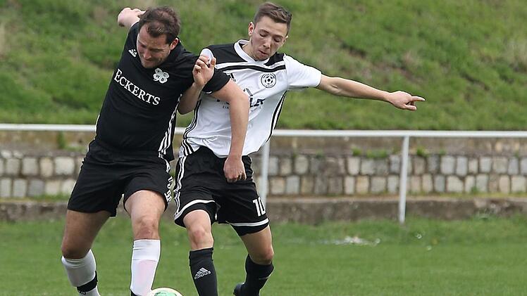 Kevin Frank (rechts) und die SpVgg Lauter drängen mit Macht in die Kreisliga  und distanzierten mit dem 2:1 gegen den FC Wacker Bamberg um  Daniel Weihmann (links) einen weiteren Verfolger. sportpress