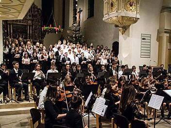 Zahlreiche Mitwirkende gestalteten die konzertante Weihnachtsfeier  des Casimirianums in St. Moriz - vom Vororchester bis zu den CaSingers und den CaSinfonikern unter der Leitung von Hans-Jürgen Hofmann.Foto: Jochen Berger