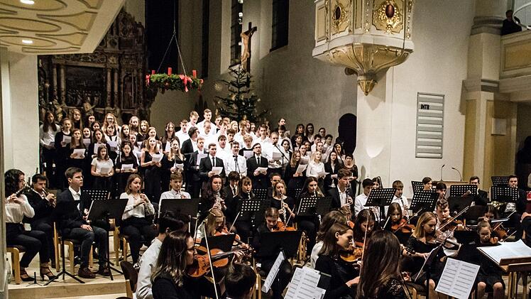 Zahlreiche Mitwirkende gestalteten die konzertante Weihnachtsfeier  des Casimirianums in St. Moriz - vom Vororchester bis zu den CaSingers und den CaSinfonikern unter der Leitung von Hans-Jürgen Hofmann.Foto: Jochen Berger