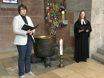 Pfarrerin Anette Simojoki (r.) erhielt beim Gottesdienst unter anderem Unterstützung von  Vikarin  Julia Schwab (l.). Foto: Michael Memmel
