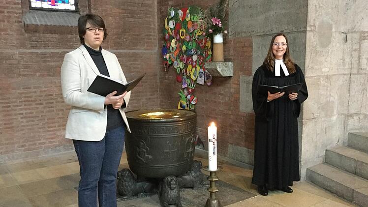 Pfarrerin Anette Simojoki (r.) erhielt beim Gottesdienst unter anderem Unterstützung von  Vikarin  Julia Schwab (l.). Foto: Michael Memmel