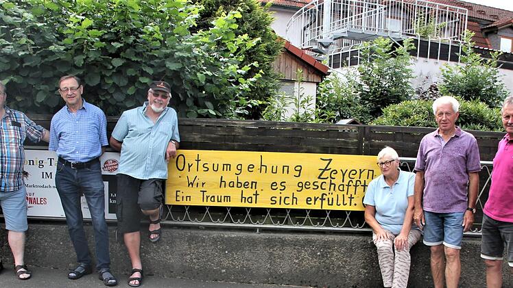 Sie haben zusammen mit weiteren Zeyerner Bürgern jahrelang für die Ortsumgehung gekämpft. Im Bild von links: Walter Deinlein, Karl Partheimüller, Werner Hempfling, Walburga Bayer, Roland Pompe und Christian ZeußVeronika Schadeck