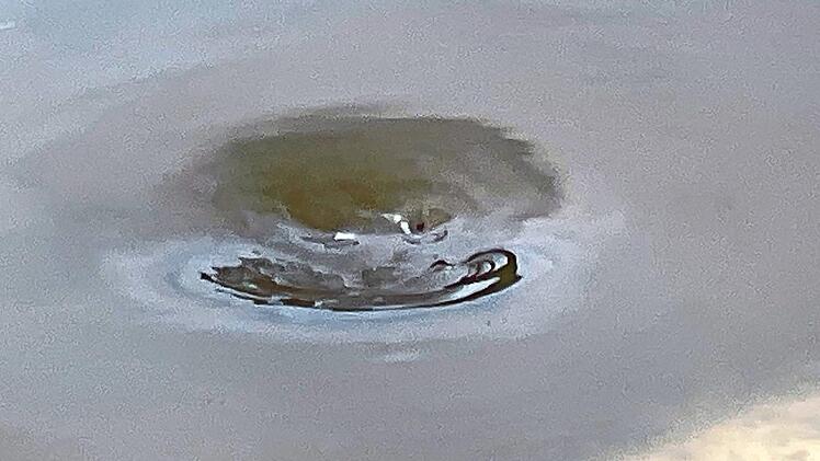 Strudel zeigen, wo das Wasser verschwindet.