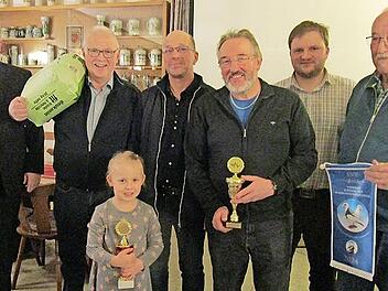 Die erfolgreichen Züchter sind stolz auf ihre Preise. Unser Bild zeigt (von links) Bürgermeister Marc Benker, Hans Tischhöfer, Catarina Kraus (Jugendpokal), Vorsitzenden Michael Greim, Siegfried Maisel (Sonderpreis), Markus Kuhbandner (Landesverba...