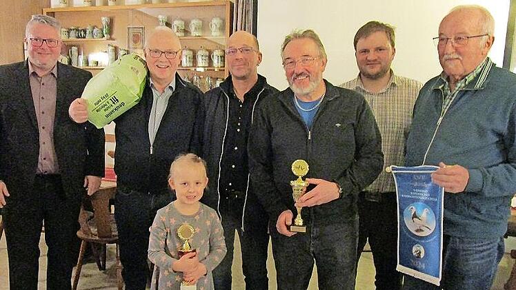 Die erfolgreichen Züchter sind stolz auf ihre Preise. Unser Bild zeigt (von links) Bürgermeister Marc Benker, Hans Tischhöfer, Catarina Kraus (Jugendpokal), Vorsitzenden Michael Greim, Siegfried Maisel (Sonderpreis), Markus Kuhbandner (Landesverba...