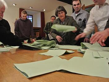 Los geht es mit der Auszählung in Zeil Fotos: Brigitte Krause