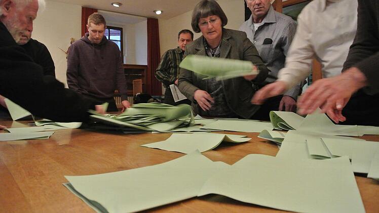 Los geht es mit der Auszählung in Zeil Fotos: Brigitte Krause