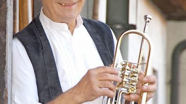 Man sieht ihm seine 80 Jahre kaum an: So kennen die Menschen Adolf Geuß seit Jahrzehnten - als Zimmermann und als Trompeter bei den "Nothelfern", einer elfköpfigen Musikkapelle.  Foto: Rosi Jörig