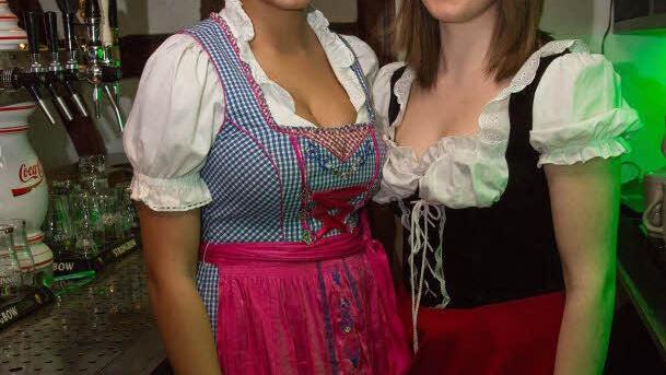 Hübsche Bedienungen im Dirndl Foto: Klaus Gagel
