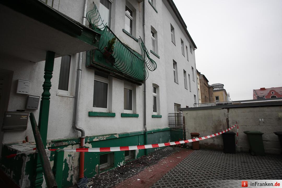 Hof: Balkon bricht ab