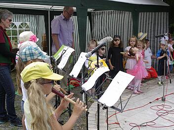 Grün, grün, grün ... auch die jüngsten Musiker waren in das traditionelle Gartenfest eingebunden und gestalteten den Sonntagnachmittag.  Foto: Winfried Ehling