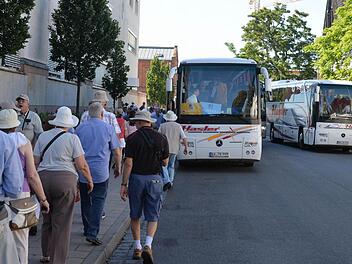 Kommen und Gehen: Auch nach Ende der Testphase fahren die Transferbusse bis auf Weiteres noch in die Mußstraße. Foto: Ronald Rinklef