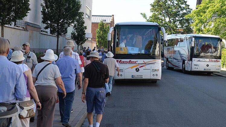 Kommen und Gehen: Auch nach Ende der Testphase fahren die Transferbusse bis auf Weiteres noch in die Mußstraße. Foto: Ronald Rinklef
