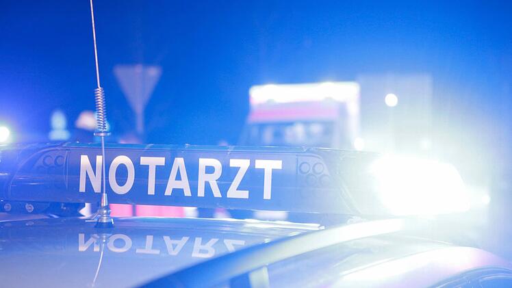 Am Samstagabend hat ein Autofahrer einen Rollstuhlfahrer angefahren und fuhr danach weiter. Die Polizei ermittelt. Foto: Archiv