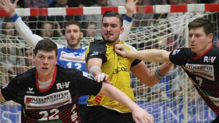 Marcel Timm sah elf Minuten vor Schluss die Rote Karte. Der HSC-Kreisläufer hatte einen schweren Stand gegen die aufmerksamen Nordhorner Abwehrspieler.Iris Bilek