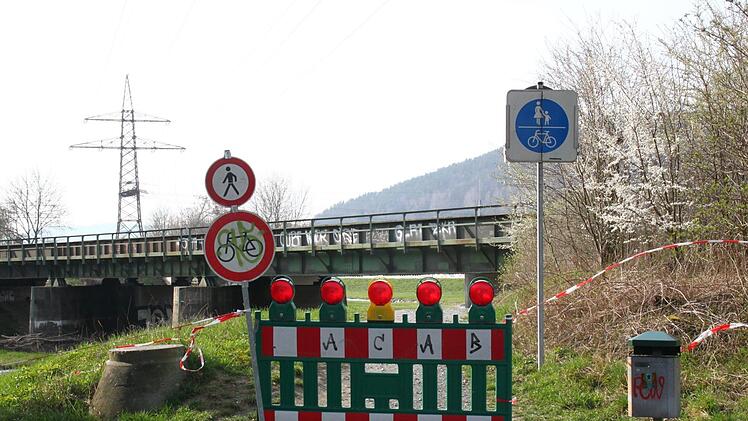 Für Radfahrer gesperrt - und keine Umleitung: Der Flutmuldendamm.Foto: Katrin Geyer