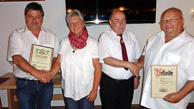 Ehrungen beim GV "Liederkranz": Von links Ehrenvorstand Werner Reinhardt, Sabine Porzelt, Herbert Clerico (Chorleiter und Vorsitzender), Horst Piontek Foto: Karl-Heinz Hofmann