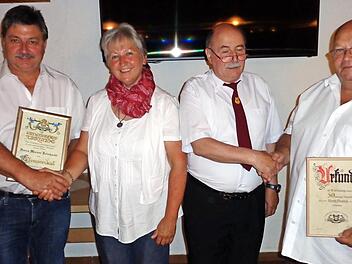 Ehrungen beim GV "Liederkranz": Von links Ehrenvorstand Werner Reinhardt, Sabine Porzelt, Herbert Clerico (Chorleiter und Vorsitzender), Horst Piontek Foto: Karl-Heinz Hofmann