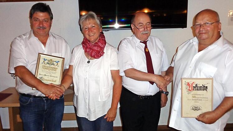 Ehrungen beim GV "Liederkranz": Von links Ehrenvorstand Werner Reinhardt, Sabine Porzelt, Herbert Clerico (Chorleiter und Vorsitzender), Horst Piontek Foto: Karl-Heinz Hofmann