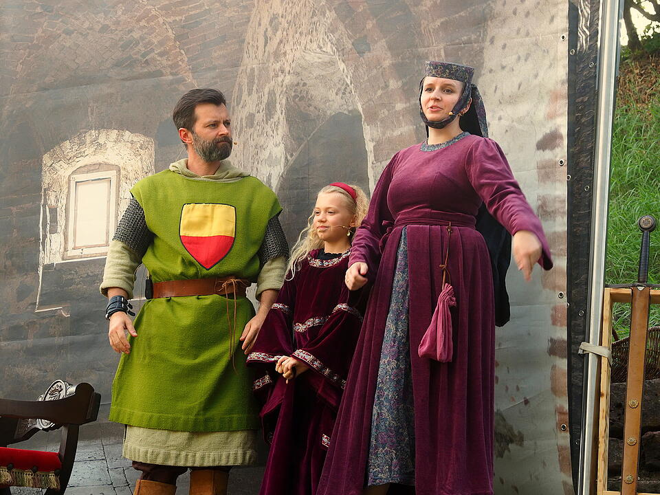 Buntes Treiben auf der Burg.