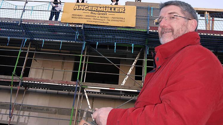 Der Landrat als Steuermann:  Michael Busch hatte die Ehre, die Richtkrone   höchstpersönlich  per  Kran und Fernsteuerung auf das Dach der neuen Straßenmeisterei zu hieven. Foto: Berthold Köhler