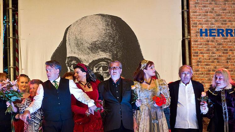 In der Mitte: Regisseur Attila LangFoto: Jochen Berger