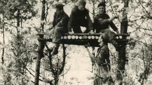 Soldaten bauen eine Schützenstellung
