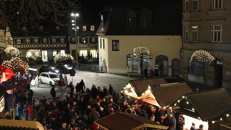 Blick auf den Kronacher Weihnachtsmarkt  Foto: Friedwald Schedel