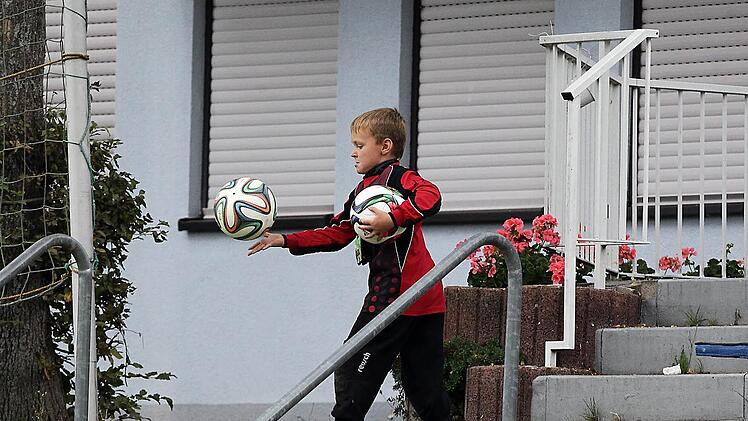 Balljunge Leon bei seinen Spielvorbereitungen