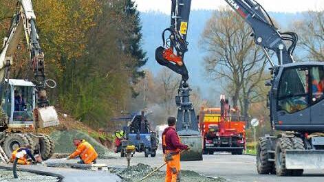 Bis gestern herrschte auf der Baustelle noch rege Betriebsamkeit. Ab heute kann der Verkehr wieder rollen. Foto: Dieter Hübner