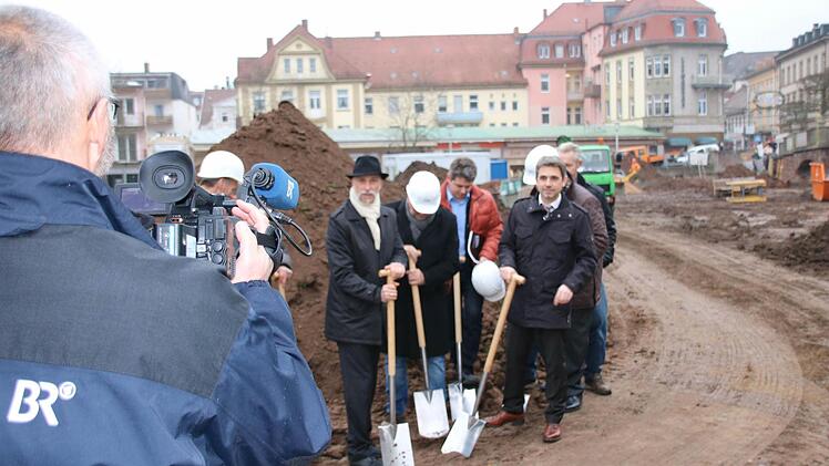Unter anderem Thomas Hornung von der Tiefbauabteilung, Oberbürgermeister Kay Blankenburg, Bürgermeister Thomas Leiner und Kurdirektor Frank Oette setzten gestern zum offiziellen Spatenstich an.  Foto: Ruppert