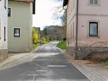 Durch den Abbruch des leerstehenden Gebäudes rechts wird in Dippach Platz geschaffen für einen durchgängigen Gehweg vom Ortskern bis zum Friedhof.  Foto: Sabine Weinbeer