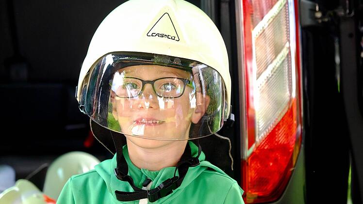 Helmanprobe: Der Feuerwehrmann von morgen? Foto: Gerd Schaar