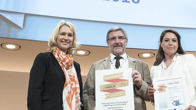 Ministerin Manuela Schwesig (links) &uuml;berreichte Michael Busch und Tanja B&auml;cher-S&uuml;rgers den Sonderpreis. Foto: H.-C. Plambeck