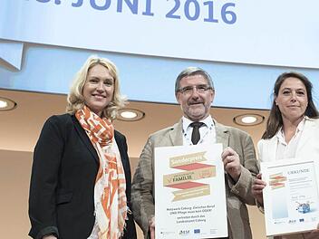 Ministerin Manuela Schwesig (links) überreichte Michael Busch und Tanja Bächer-Sürgers den Sonderpreis. Foto: H.-C. Plambeck