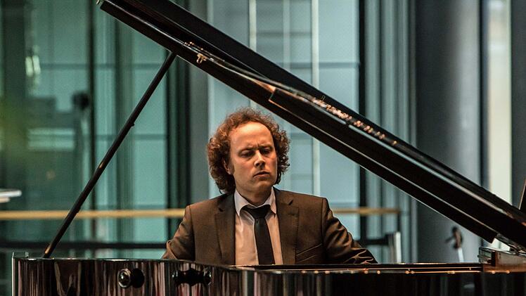 Der Pianist Alexander Schimpf beeindruckte als Beethoven-Interpret bei der Coburger "Gesellschaft der Musikfreunde" im HUK-Foyer. Foto: Jochen Berger