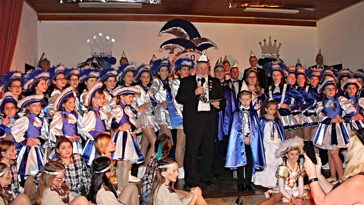 Sitzungspräsident Hans Meyer mit den Prinzenpaaren und Tänzerinnen der "Concordia" auf der BühneHelmut Will