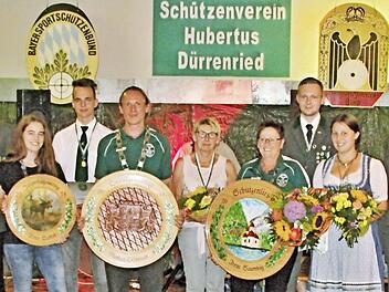 Sie feierten Erfolge bei den Schützen in Dürrenried (von links): Sportleiter und Erster Ritter Martin Schramm, Jungschützenkönigin Anne Seifert, Erster Jugendritter Steffen Seifert, Schützenkönig Markus Schramm, Zweite Schützenliesel Rosemarie Höhn, Schützenliesel Anja Deschner, Zweiter Jugendritter Andreas Bätz, Dritte Schützenliesel Kerstin Deschner und Schützenmeister Manfred Schramm.  Foto: Schützenverein Dürrenried